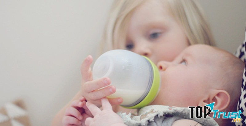 Comotomo được rất nhiều bé hợp tác vì thiết kế giống bầu sữa mẹ