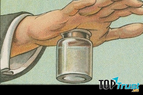 Lấy gai nhọn hay mảnh chai đâm vào tay