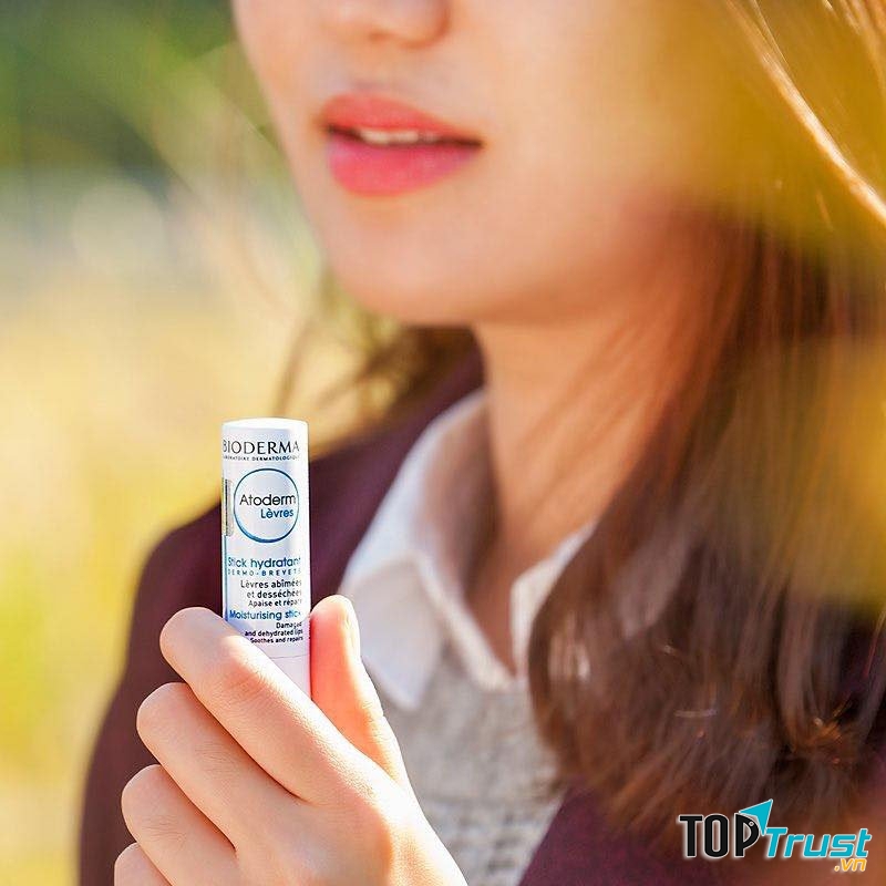 Atoderm Lèvres Moisturising Stick còn có tác dụng tẩy tế bào chết, đem về cho bạn môi môi căng bóng hơn, mịn mượt