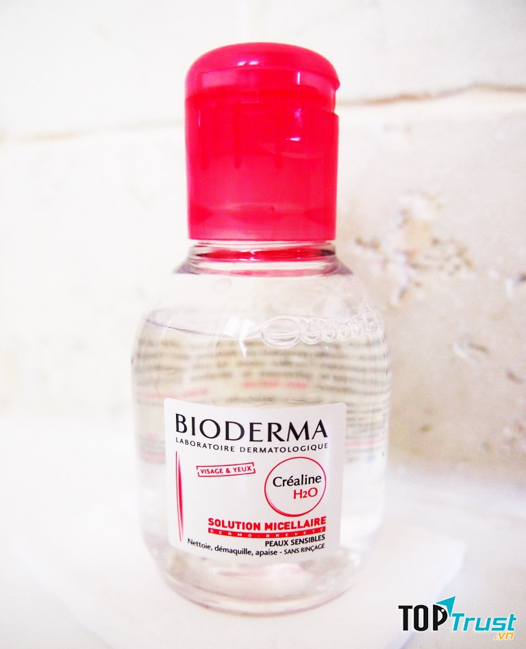 Hoạt chất Propylene Glycol và tinh chất dưa leo giúp bổ sung độ ẩm tự nhiên cho da luôn ẩm mịn.