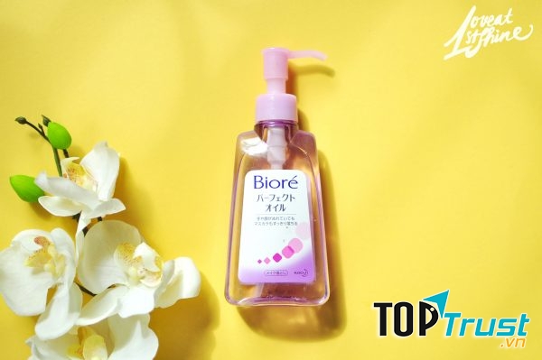 Dầu tẩy trang Biore có dạng vòi pump, tiện lợi khi sử dụng