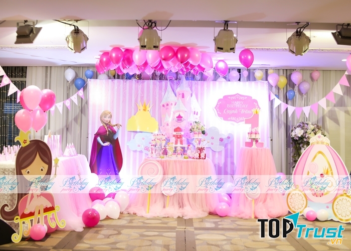 Tiệc thôi nôi cho công chúa nhỏ