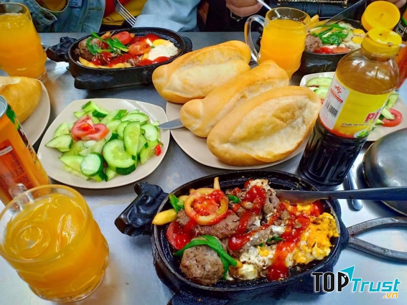 Bánh mì bít tết Ngọc Hiếu