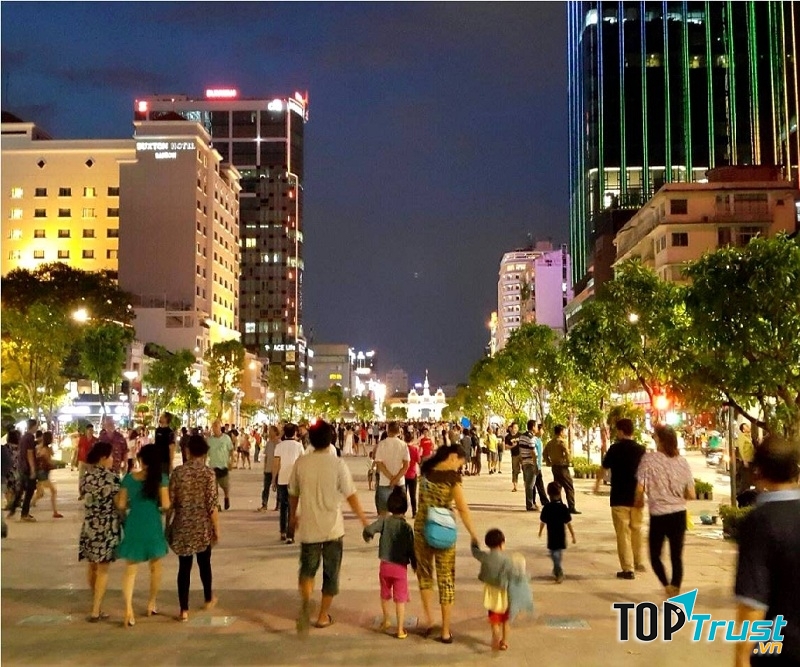 Phố đi bộ Nguyễn Huệ