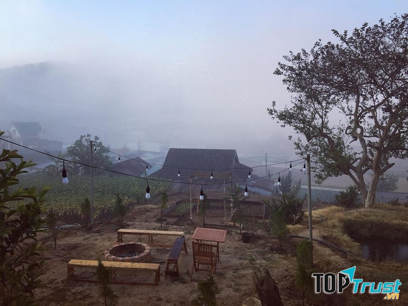Black Rock garden coffee nằm trên một quả đồi, trang trí theo phong cách du mục.