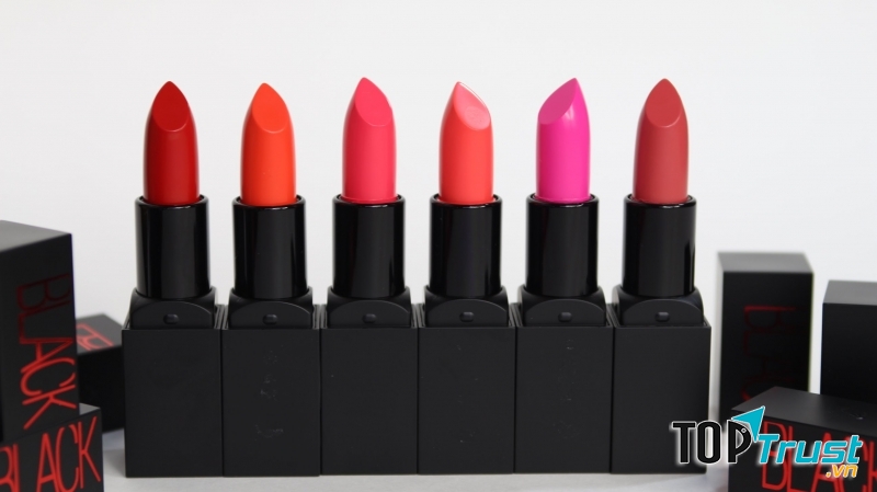 Vỏ son có màu đen huyền bí như tên gọi của sản phẩm Black Rouge