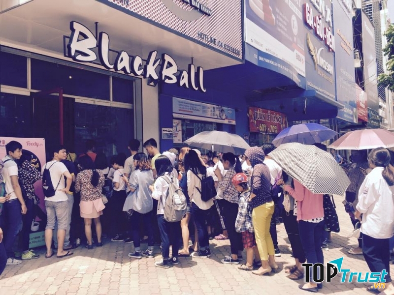 Rất đông người xếp hàng chờ trước quán và giờ cao điểm