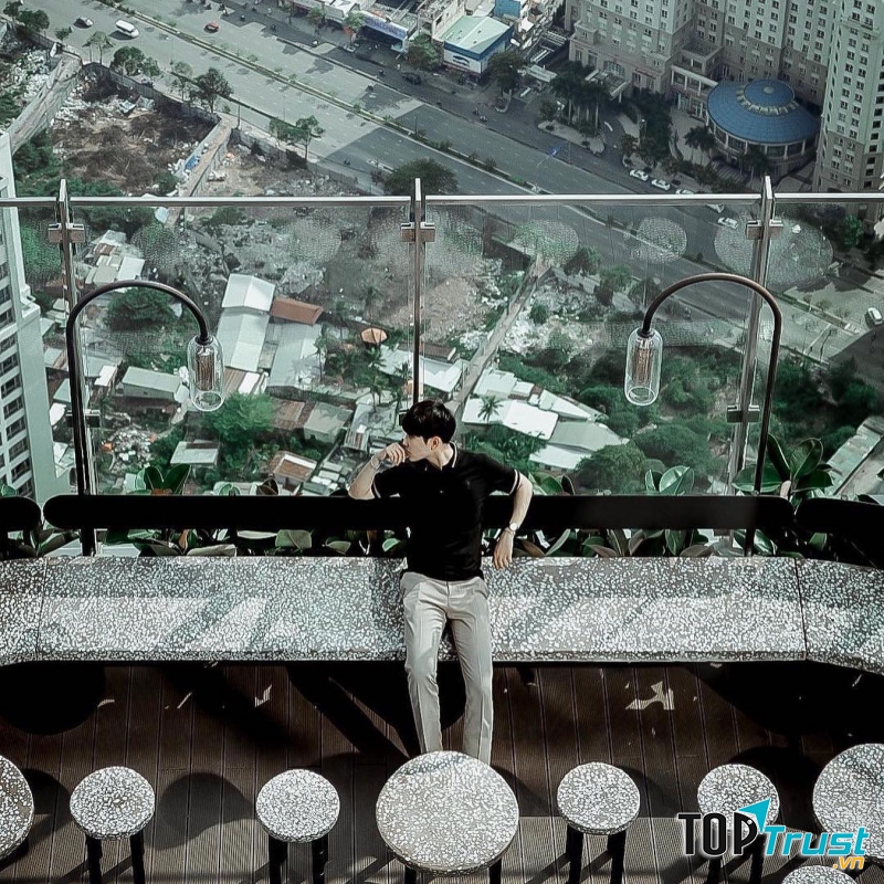 Blank Lounge với view thành phố tuyệt đẹp và không gian thoáng, hiện đại