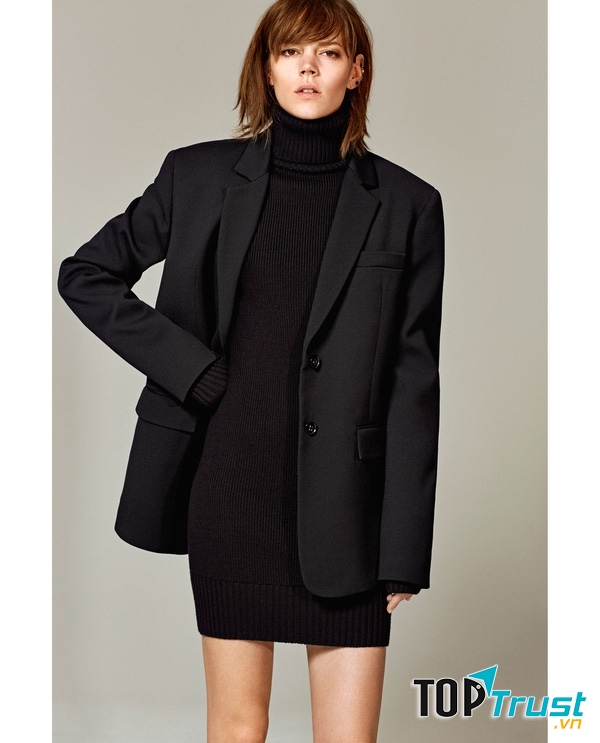 Áo blazer mang lại phong thái thanh lịch nhưng không làm mất đi vẻ trẻ trung cho các cô nàng công sở