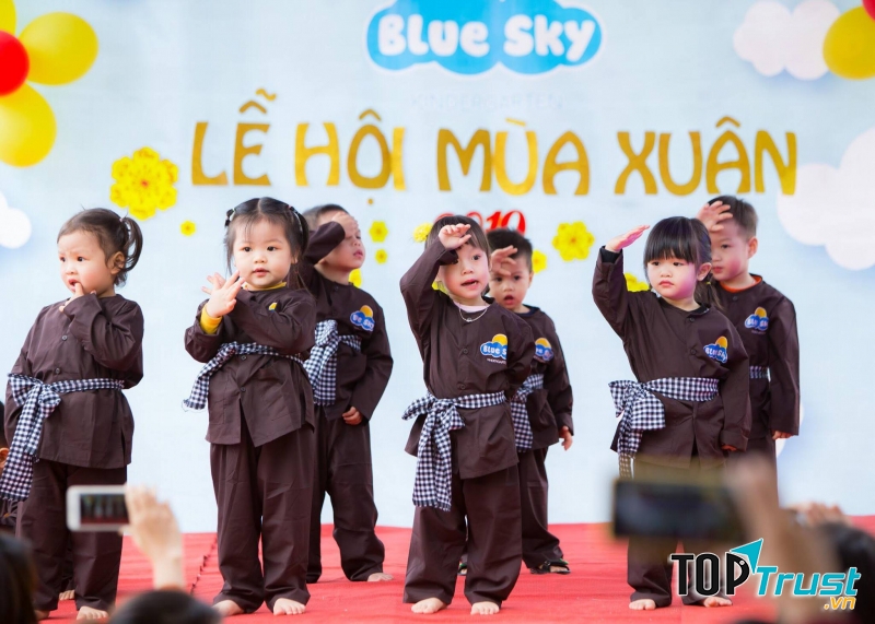 Bé say mê với hoạt động ở trường