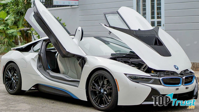 BMW i8 sở hữu ngoại thất có tính hiện đại cao, thể hiện dòng chảy tốc độ và sự sang trọng.