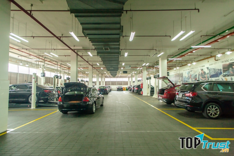 Xưởng dịch vụ hiện đại với 20 khu vực sửa chữa xe cùng lúc.