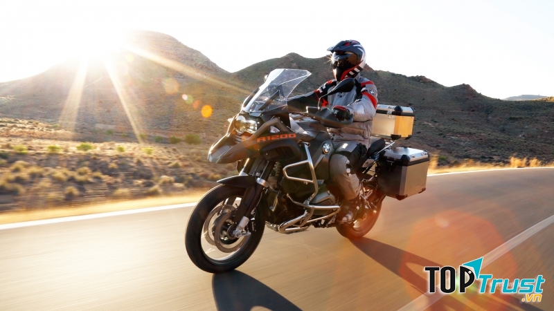 BMW R1200GS Adventure có quãng đường di chuyển lên đến 645 km với một bình xăng đầy (Nguồn: Sưu tầm)
