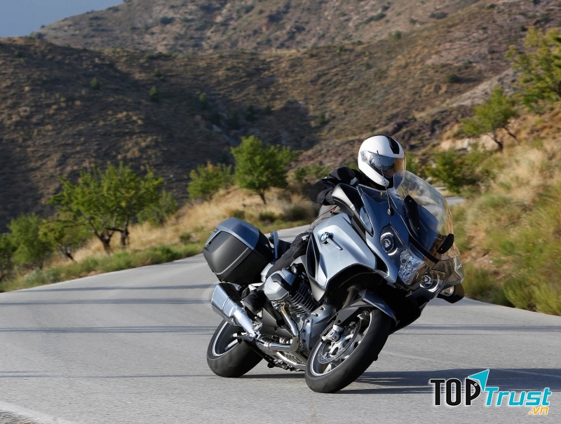 BMW R1200RT trong điều kiện thuận lợi có thể di chuyển 483 km với một lần đổ đầy bình xăng (Nguồn: Sưu tầm)