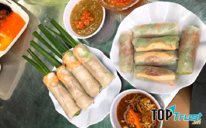 Nếu lần đầu bạn ăn bò bía Sài Gòn thì sẽ thấy hơi lạ, nhưng đã ăn rồi thì khó quên được hương vị lắm đấy