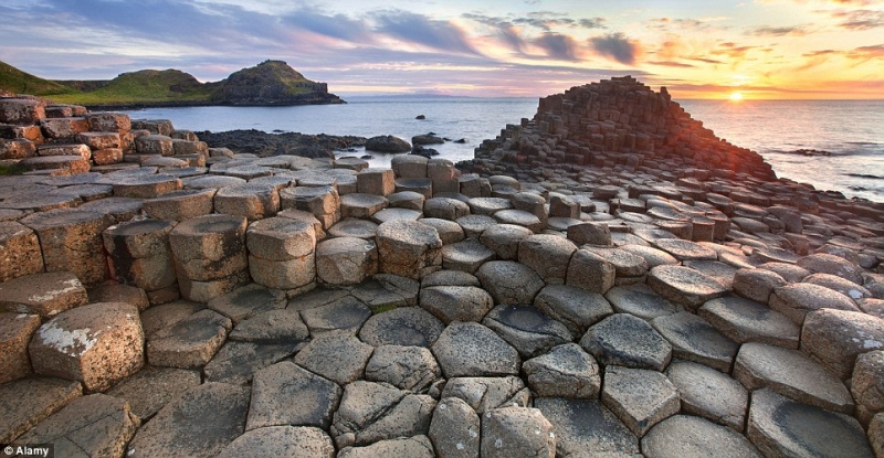 Những cột bazan khổng lồ biến Giant's Causeway giống một địa điểm ngoài hành tinh.