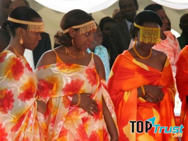 Ở bộ tộc Ankole, bố chồng ngủ với con dâu trong đêm tân hôn được coi là một trong những món quà tốt nhất mà người cha có thể tặng cho con trai mình