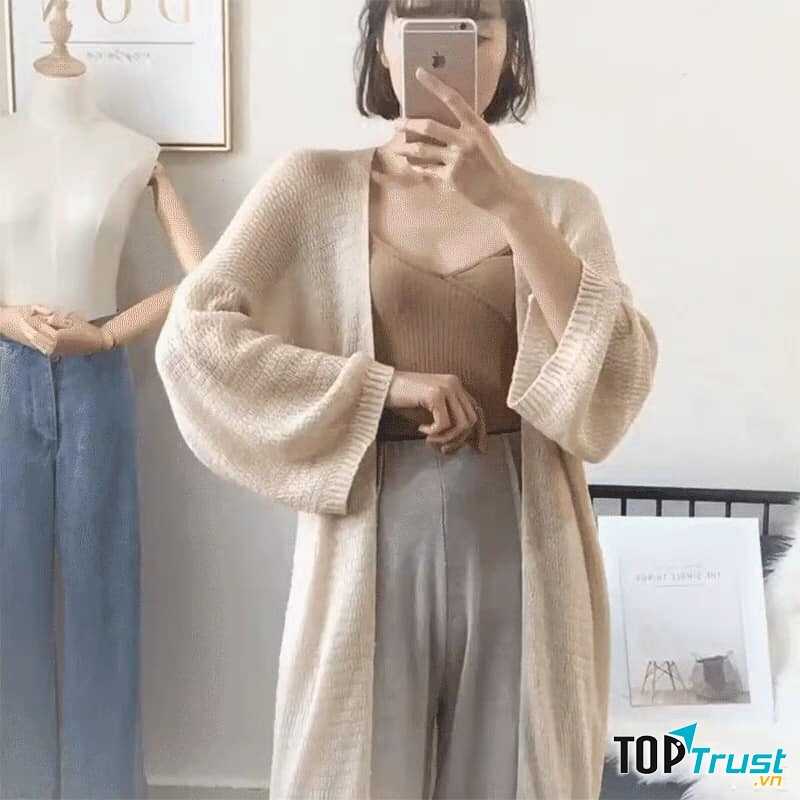 Shop có đầy đủ các mặt hàng, từ quần áo, váy vóc, túi xách, giày dép đến cả mỹ phẩm, nên đến đây bạn tha hồ lựa chọn những thứ mình thích