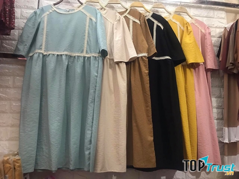 Shop có đầy đủ các mặt hàng, từ quần áo, váy vóc, túi xách, giày dép đến cả mỹ phẩm