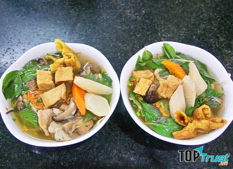 Tô hủ tiếu chay cây Bồ Đề hài hòa màu sắc với rau củ, topping nhiều che mất cả hủ tiếu