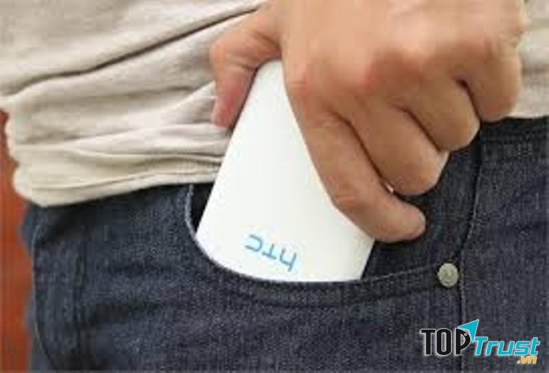 Bỏ điện thoại vào túi quần cực kì nguy hại