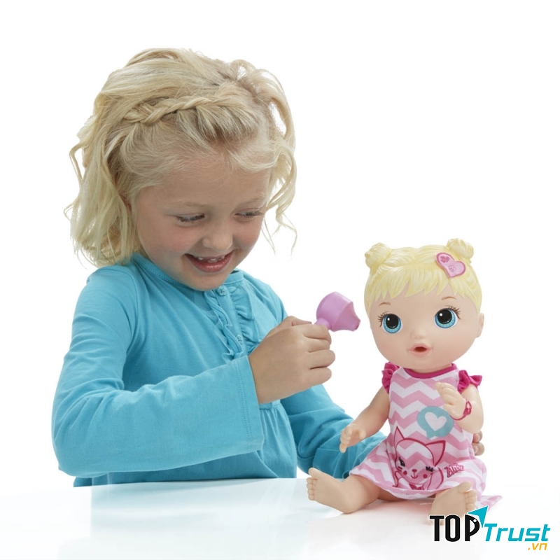 Bé đang chơi khám bệnh cùng Charlotte Baby Alive
