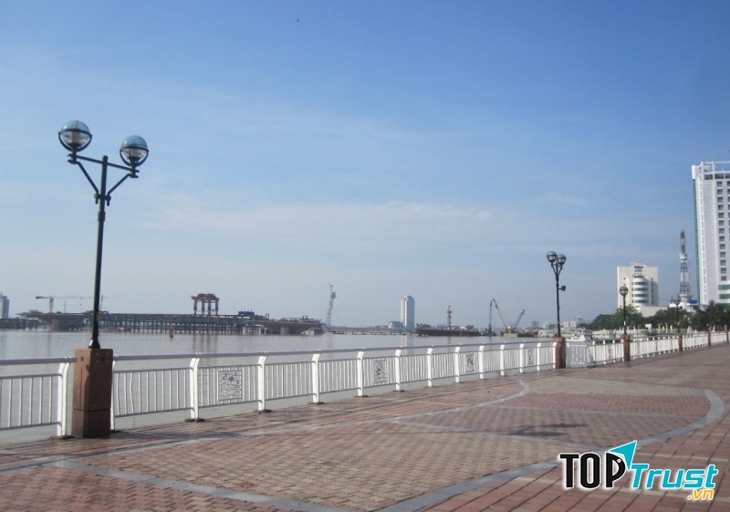 Cùng nhau trò chuyện, ngắm cảnh bên bờ đông sông Hàn thì còn gì tuyệt vời bằng!