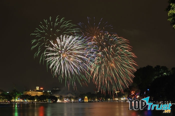 Hồ Gươm lung linh đêm Giao thừa