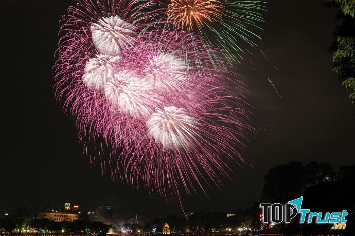 Rực rỡ pháo hoa đón năm mới tại Hồ Gươm