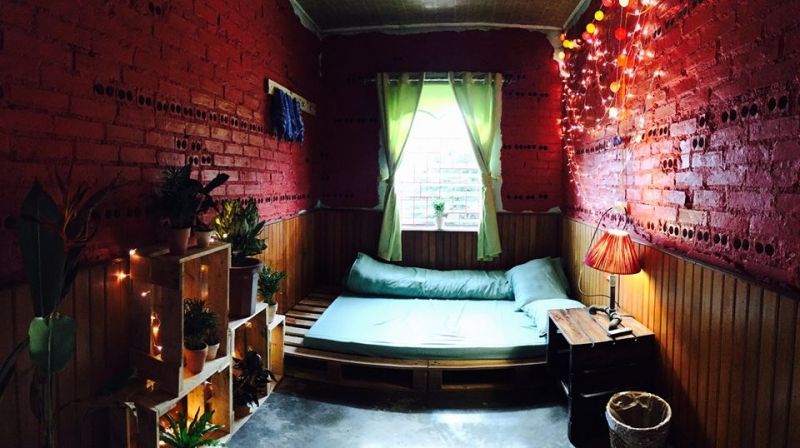 Sự mộc mạc, bình dị cùng cảm giác gần gũi là những gì bạn cảm nhận được khi bước chân vào căn homestay với tên gọi ngọt ngào này.