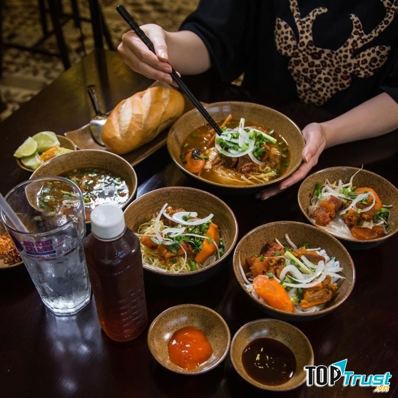 Từng tô bò kho cay cay được mang ra phục vụ, được nhận về nhiều phản hồi tích cực qua chất lượng món ăn, cách phục vụ.