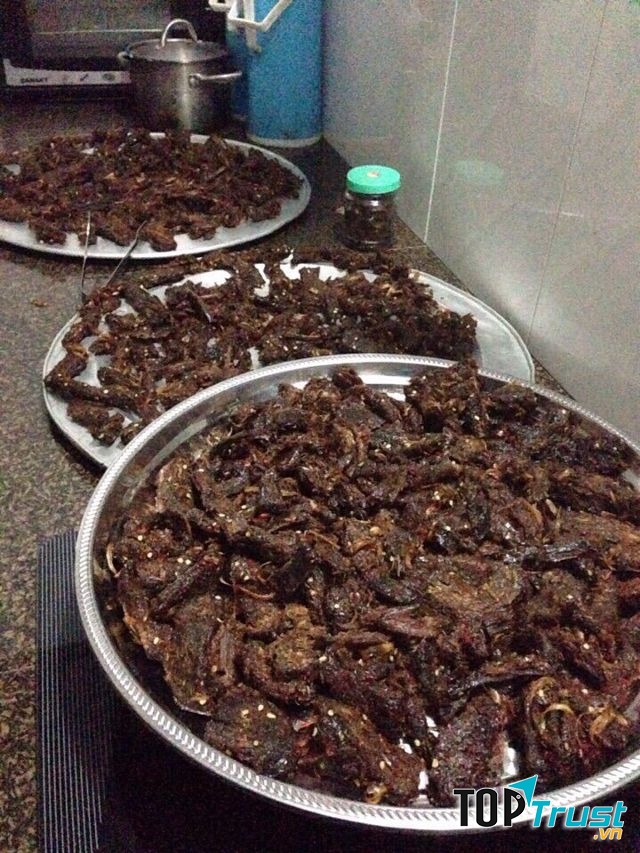 Khô bò có màu đỏ nâu sẫm, hương thơm đậm đà, độ ngọt mặn vừa phải, dai nhưng không cứng