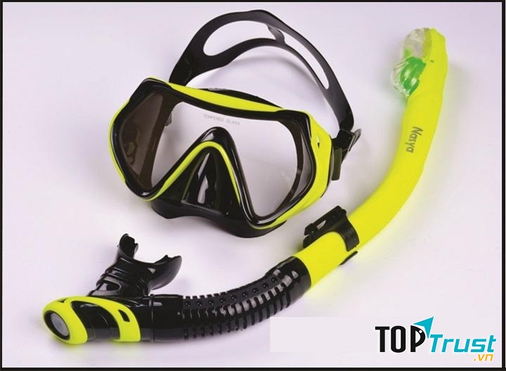 Ống thở và mặt nạ được thiết kế từ nhựa và silicon