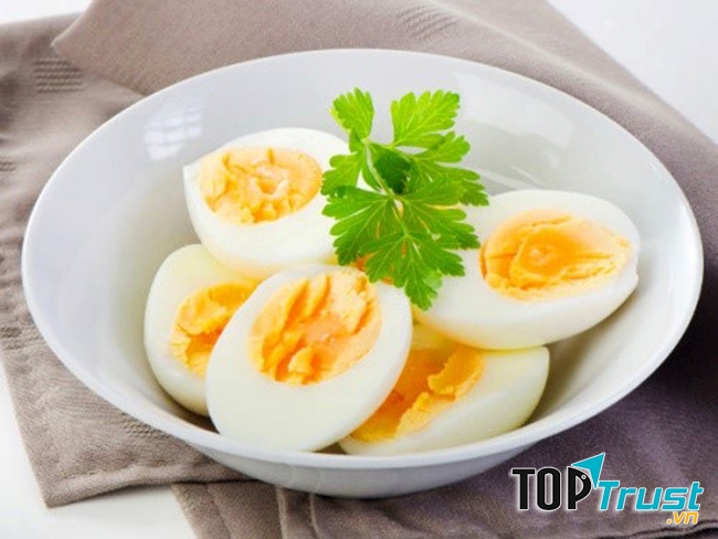 Trứng gà là một trong các loại thực phẩm bổ máu tốt nhất nếu biết phối hợp với các vị thuốc như táo tàu, kỳ tử, hà thủ ô...