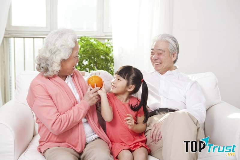 Ông bà vui chơi bên cháu (Nguồn:Amazon)