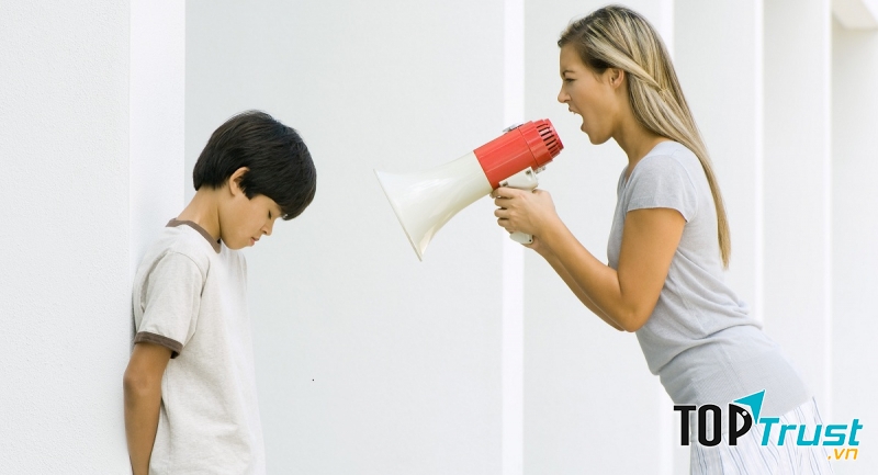 Bố mẹ độc đoán là những bậc phụ huynh có xu hướng luôn gò ép con mình phải làm theo những gì mà họ sắp đặt