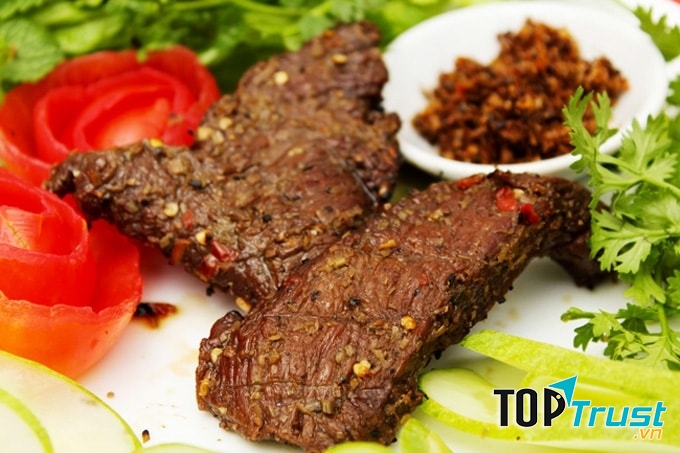 Bò một nắng chính là đặc sản Phú Yên luôn được nhắc đến nhiều nhất. Món ăn mang phong vị phố núi ngon lạ và hấp dẫn.