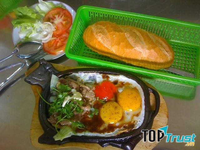 Một phần bánh mì ốp la với bò né.