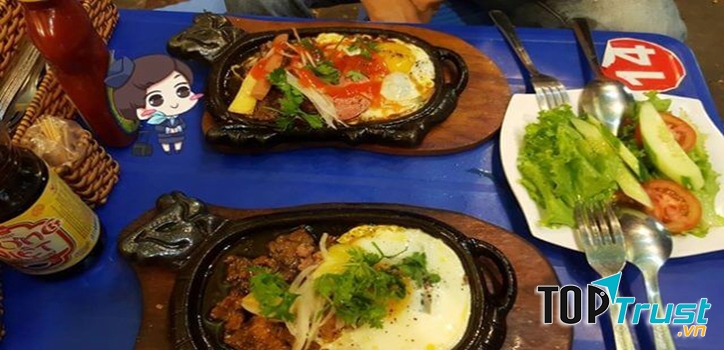 Quán Chương Thảo không chỉ nổi danh nhờ món bò né siêu ngon đậm đà khó cưỡng mà còn hút khách bởi nhiều món ăn khác từ thịt bò như bò kho, bò bít tết, mỳ ý bò băm.