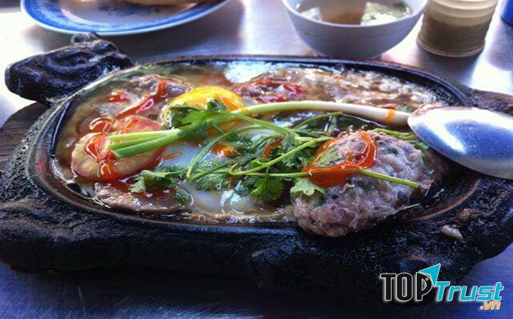 Xé một miếng bánh mì đặc ruột chấm cùng với bát nước lèo và nước sốt đậm đặc, thêm chút thịt bò, xíu mại, trứng, cà chua, thật khiến người ta mê mẩn.