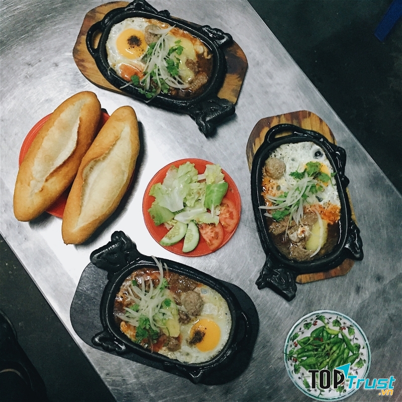 Nằm ngay trung tâm thành phố Đà Nẵng xinh đẹp, quán bò né Lan Hương là một trong địa điểm nhất định phải thử qua.