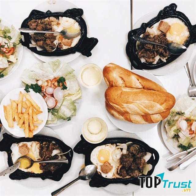 bàn ăn hấp dẫn tại Lệ Hồng