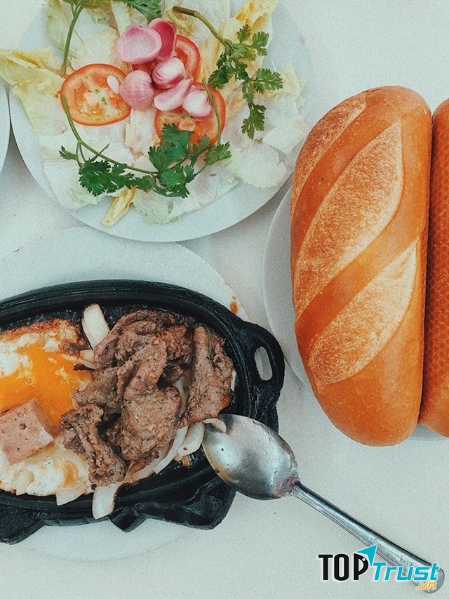 Đĩa salad phải nói là đẹp mắt xếp đều trên đĩa, tạo điểm nhấn bởi hành tím và ớt đỏ