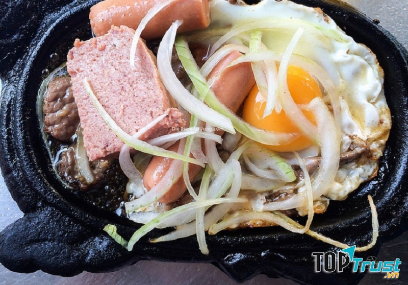 ò bít tết tại đây được nhận xét là có hương vị vừa ăn, miếng bò né mềm và chín tới, patê miếng dày và to