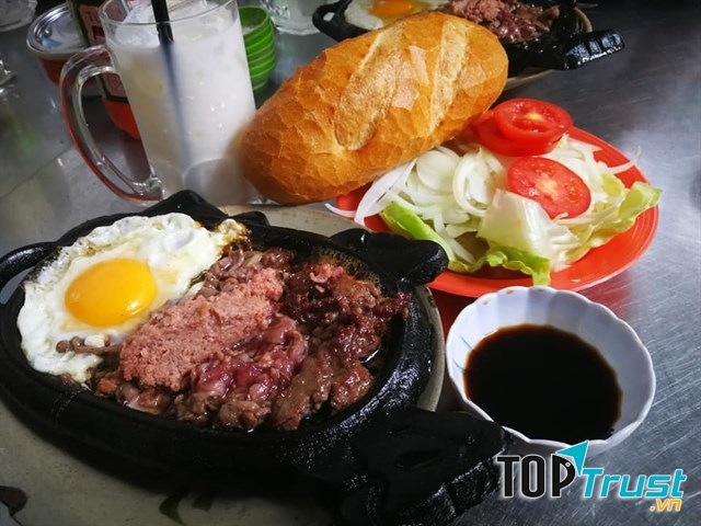 Bò né Thanh Tuyền với salad bánh mì kèm theo