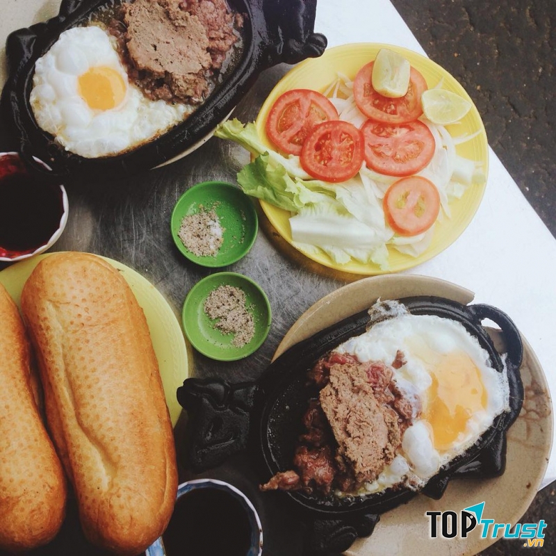 Nhắc đến bò né ngon tại Đà Nẵng, không thể không kể đến một trong những quán bò né lâu đời nhất tại đây - bò né Vũ Gia.