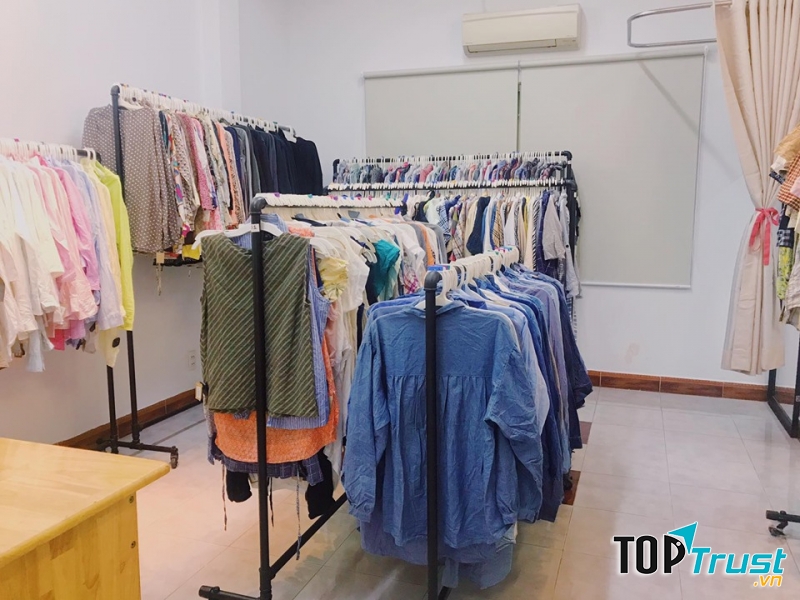 Bồ Nông shop có giá mềm hơn những shop hàng thùng có tiếng khác, nhưng vẫn đảm bảo quần áo được giặt ủi và treo móc cẩn thận
