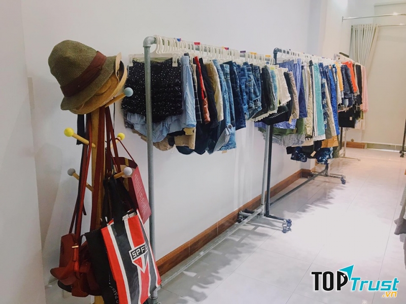 Shop có rất nhiều mặt hàng tha hồ cho bạn lựa chọn như quần áo, giày dép, khăn quàng cổ, túi xách
