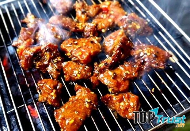 Bò nướng Lạc Cảnh là gợi ý cho những ai ghiền các món ăn liên quan đến bò.