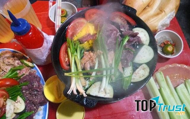 Khách hàng ăn bò nướng tại 47 Mã Mây